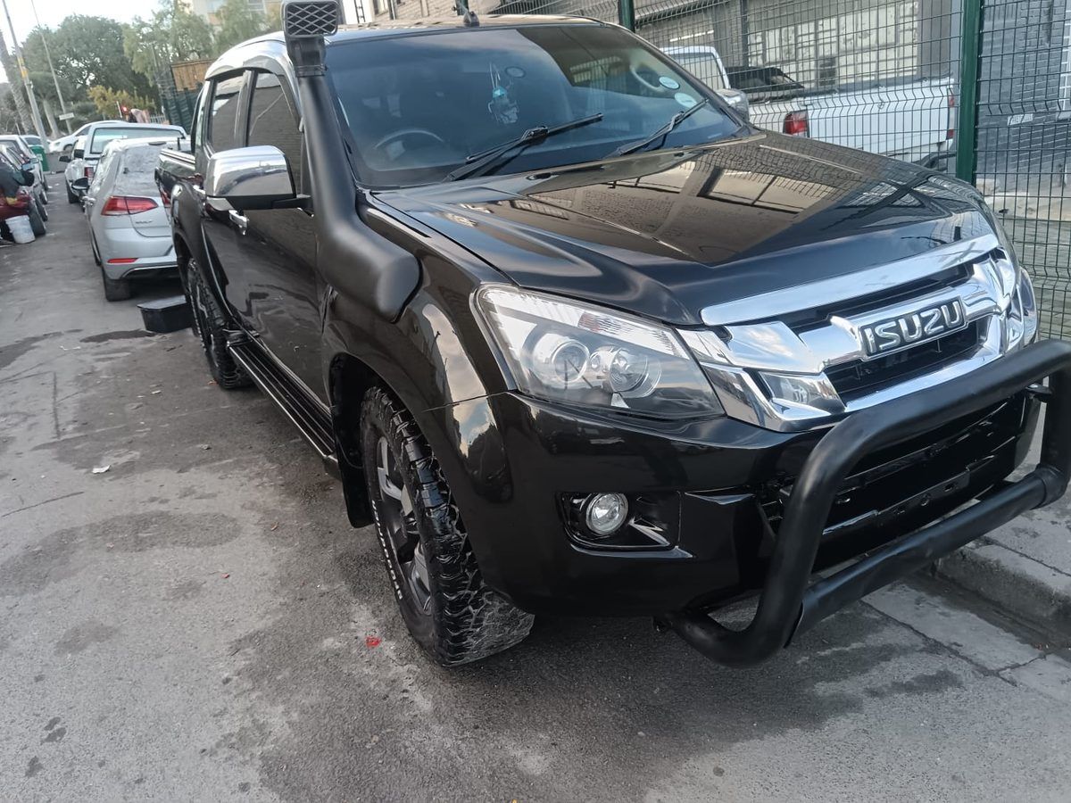Isuzu bakkie fully resprayed black after repair